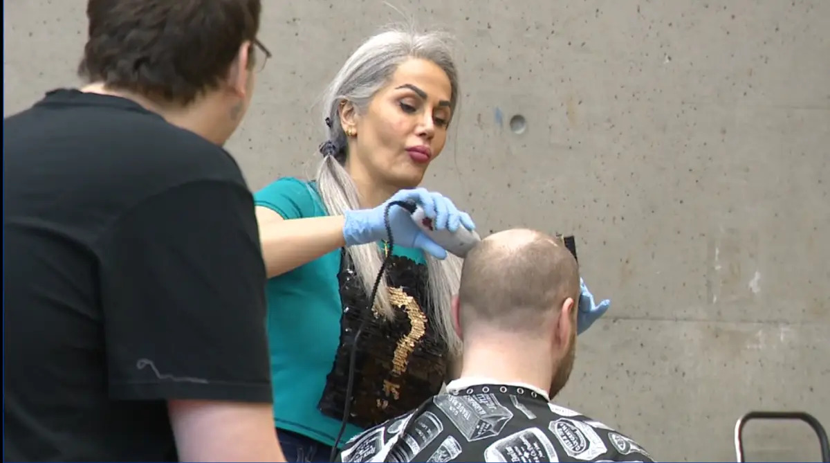 Atti cutting a client's hair