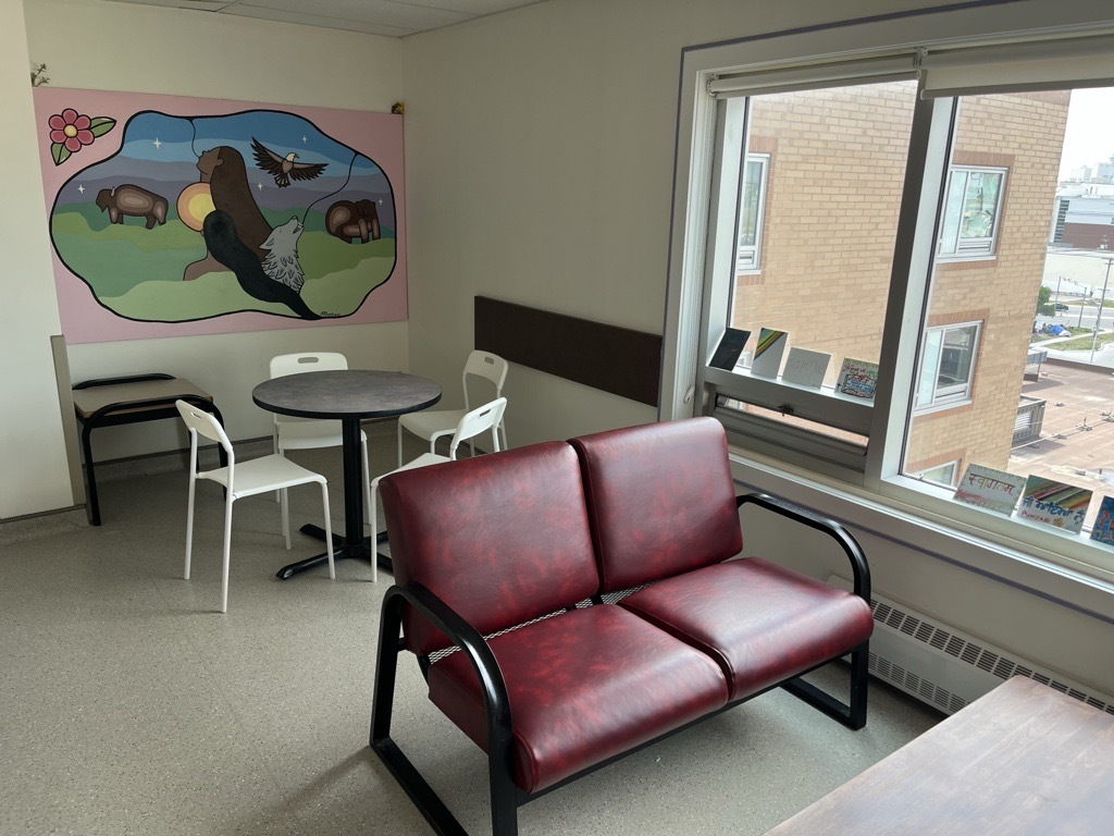 Iskewak Mamawi is the women's community room, accessible to program participants staying in the 6th and 7th floor of our transitional shelter. 